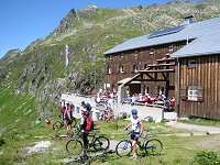 Hütte von Bikern besetzt