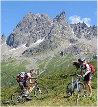 Bikerverkehr am Langen See